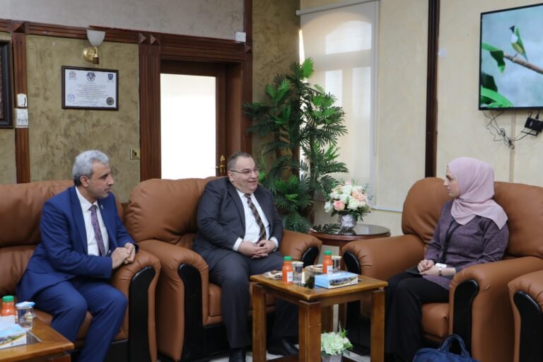 جلسة تعريفية ببرنامج “منح ريادة الأعمال” في جامعة الزرقاء