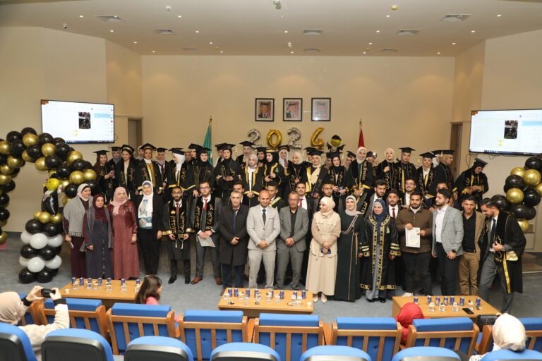 الطلبة المتوقع تخرجهم في كلية الأميرة سلمى للتمريض في جامعة آل البيت يؤدون قسم التمريض