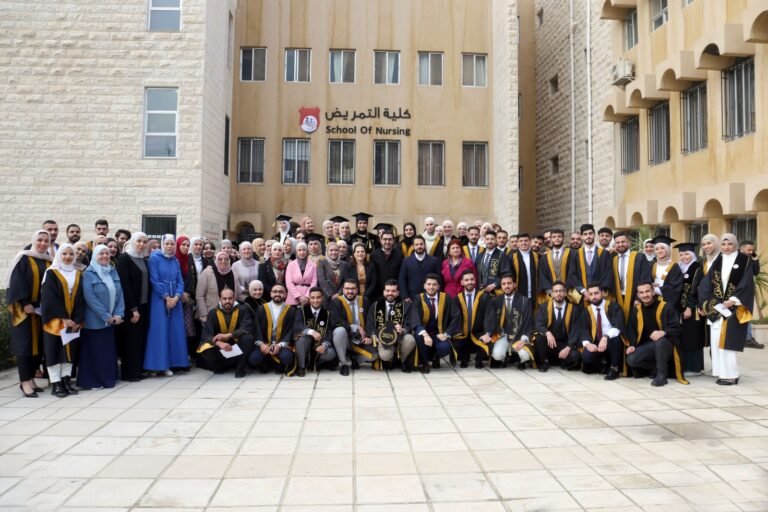 خريجو كلية التمريض في الجامعة الأردنية يؤدون القسم