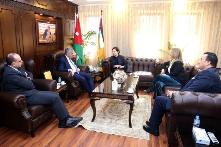 بحث التعاون بين “الأردنية” ومعهد أونيل لقانون الصحة الوطني والعالمي في جامعة جورجتاون الأمريكية