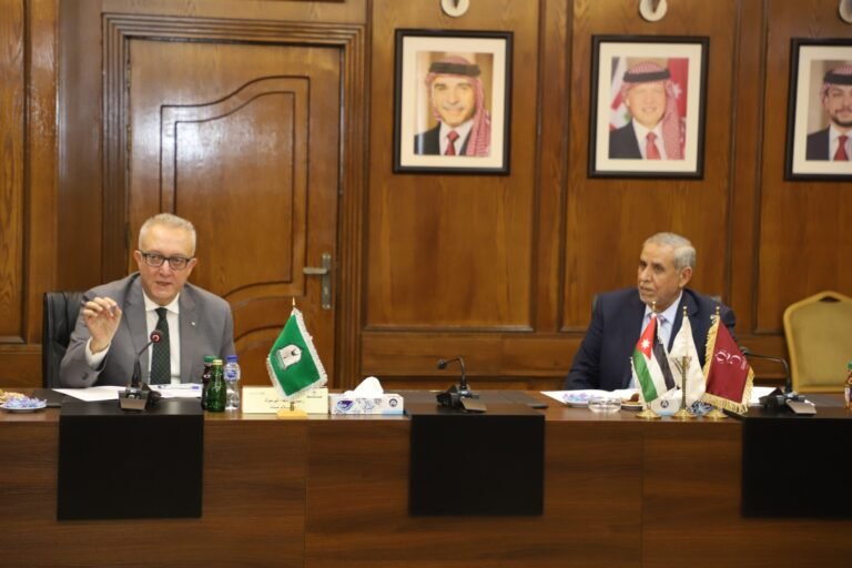 “اليرموك” والمحكمة الدستورية توقعان مذكرة تفاهم للتعاون المشترك