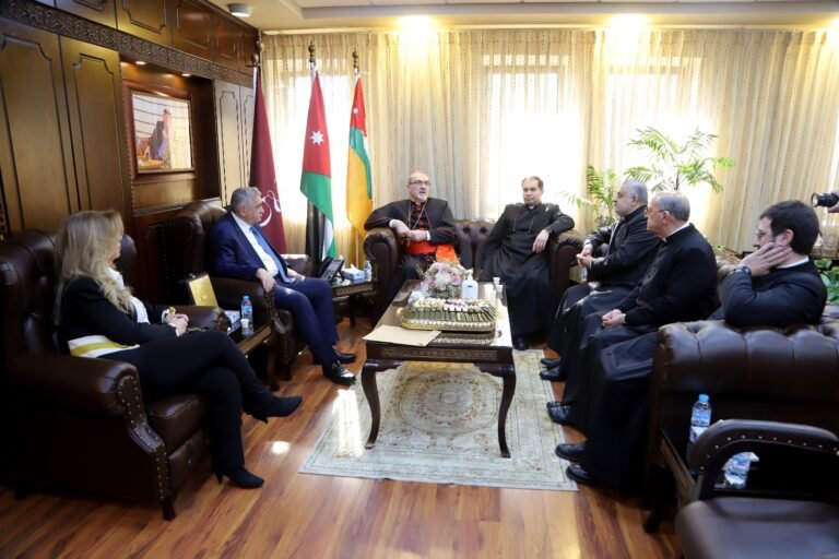 بطريرك القدس للاتين يرافقه وفد كنسي من القدس الشريف في ضيافة “الأردنية”