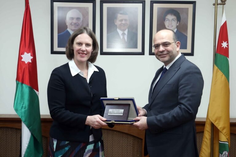 اتفاقية تعاون بين الجامعة الأردنية و”بيرسون التعليمية” البريطانية لتعزيز التأهيل الفني والمهني
