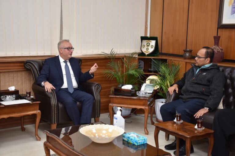 بحث تعزيز التعاون بين “اليرموك” و “كلية بهانج الماليزية”