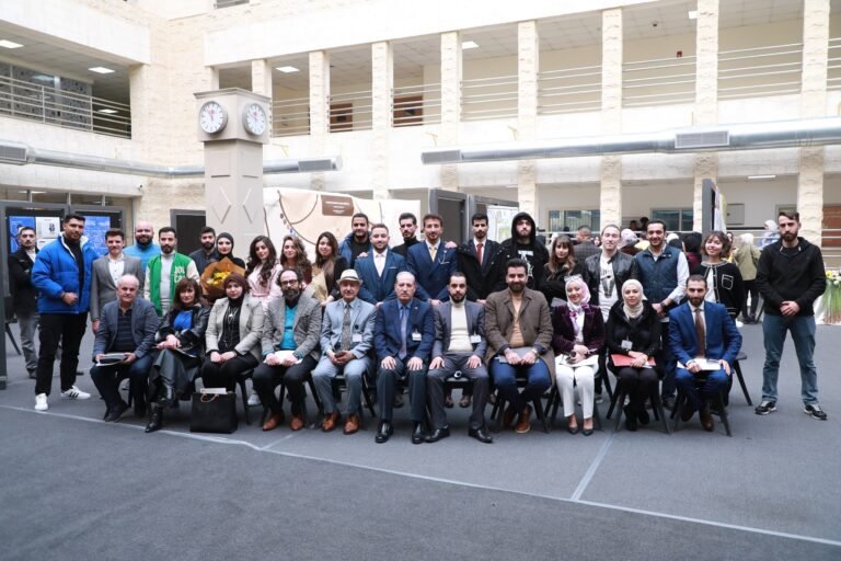 طلبة كلية العمارة والتصميم يستعرضون مشاريعهم برسالتها الإنسانية النبيلة