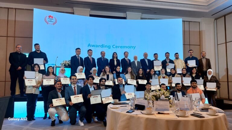 هواوي العالمية تكرم طلبة تكنولوجيا المعلومات في العلوم التطبيقية