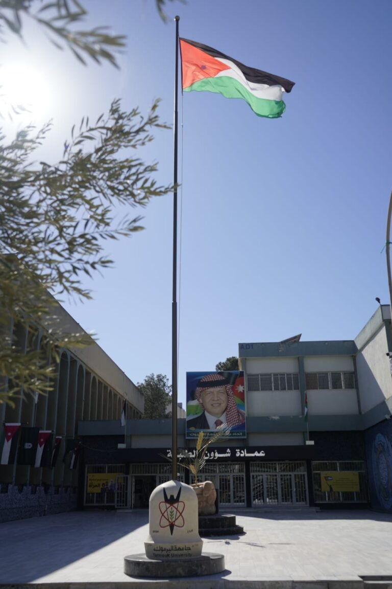 احتفاء باليوبيل الفضي “شؤون الطلبة في اليرموك” تنشئ سارية علم الأردن في الجامعة