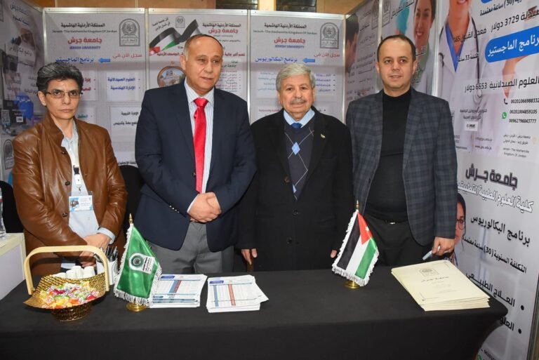 الملحق الثقافي الأردني في مصر يزور جناح جامعة جرش في معرض وملتقي الجامعات الرابع عشر في القاهرة