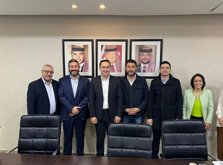 “صيدلة التكنولوجيا” تلتقي ممثلين عن قطاع الصناعات الدوائية الأردنية