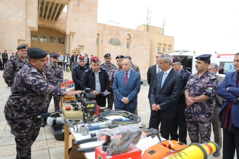 جامعة آل البيت تستضيف كوادر الدفاع المدني بمعداتهم وبمشاركة الطلبة