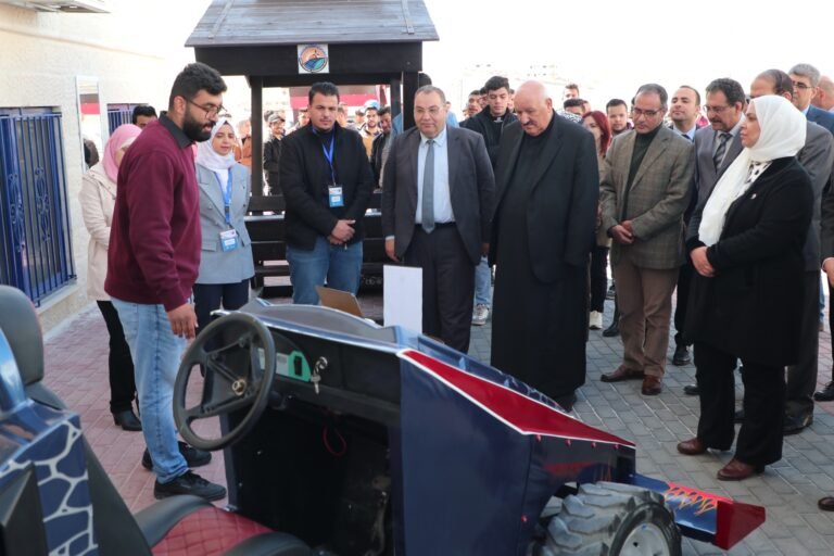 افتتاح معرض الاعمال الهندسية في كلية الزرقاء التقنية المتوسطة