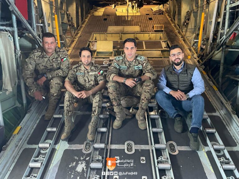 إذاعة الجامعة الأردنية ترافق القوات المسلحة في تنفيذ عملية إنزال مساعدات إلى غزة