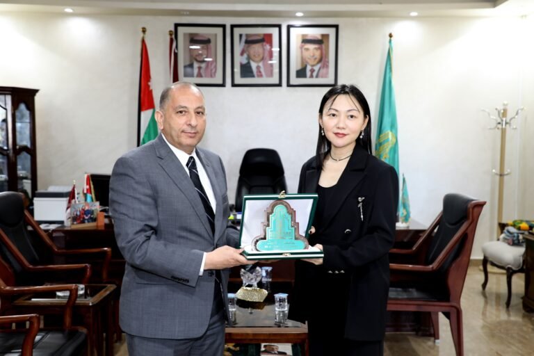 وفد من السفارة الصينية يزور الجامعة لبحث سبل التعاون بين الجامعات الصينية وجامعة آل البيت