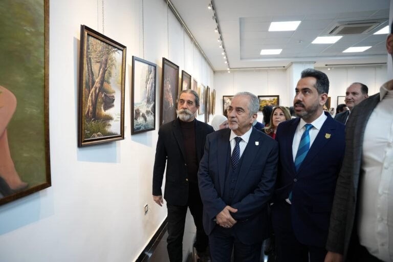 رئيس جامعة عمان الأهلية يفتتح معرض Art Hub للفنون الجميلة