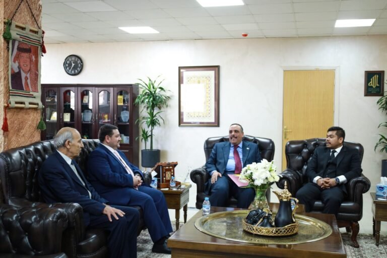 مدير الملحقية الثقافية الماليزية يبحث تعزيز التعاون مع جامعة العلوم الإسلامية العالمية