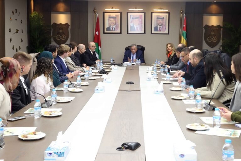 وفد طلابي من جامعة جورجتاون الأمريكية يستهل وقفته العلمية في الأردن بزيارة “الأردنية”