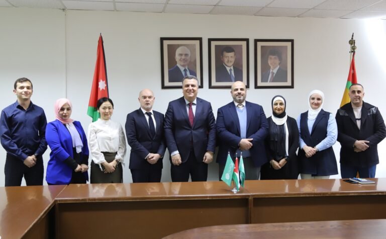 الجامعة الأردنية والمعهد العالمي للنمو الأخضر يوقعان مذكرة تفاهم