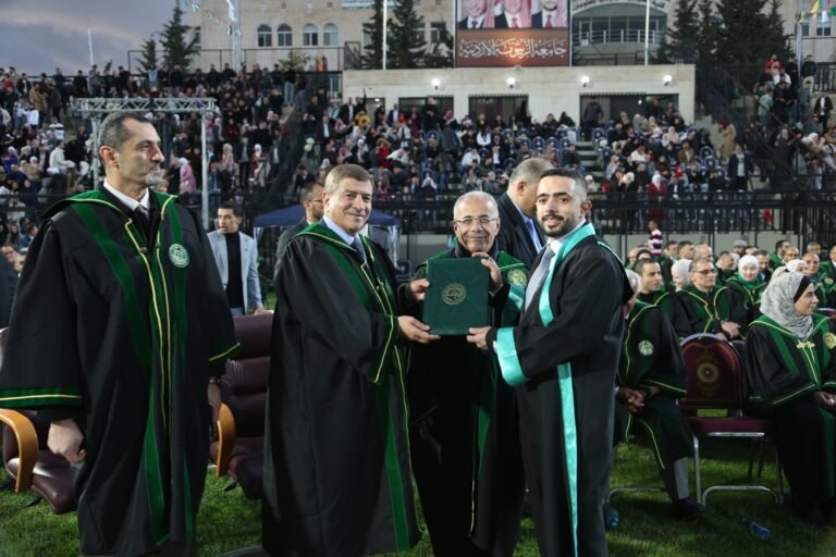 جامعة “الزيتونة” تحتفل بتخريج الفوج الثامن والعشرين للفصل الدراسي الاول