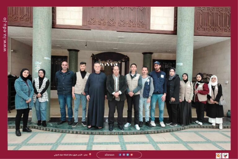 جامعة الإسراء تنظم حملة تنظيف وتزيين مسجد الجامعة