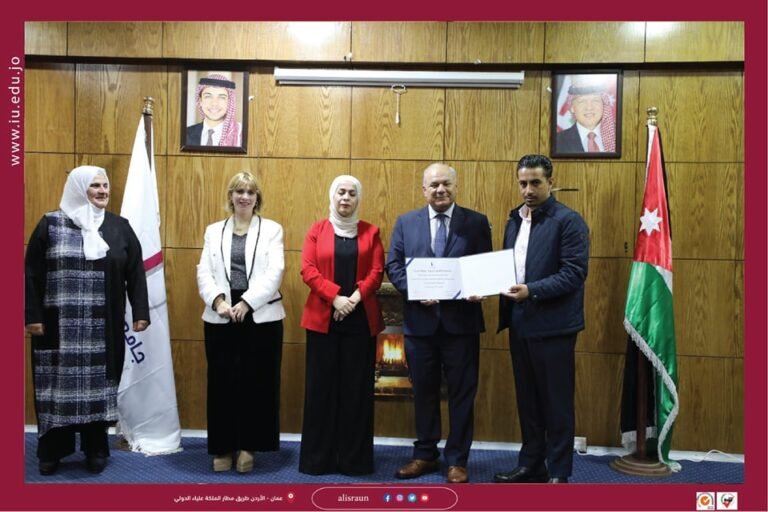 رئيس جامعة الإسراء يكّرم كوكبة من المعلمين والمعلمات المتميزين