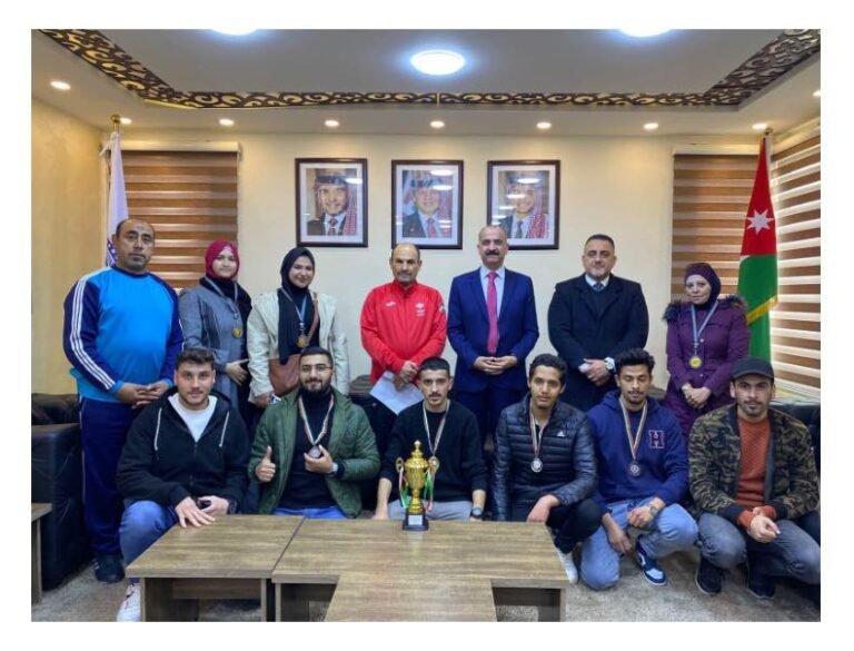 رئيس جامعة إربد الأهلية يكرم المشاركين في البطولة الرمضانية بلعبة الشطرنج