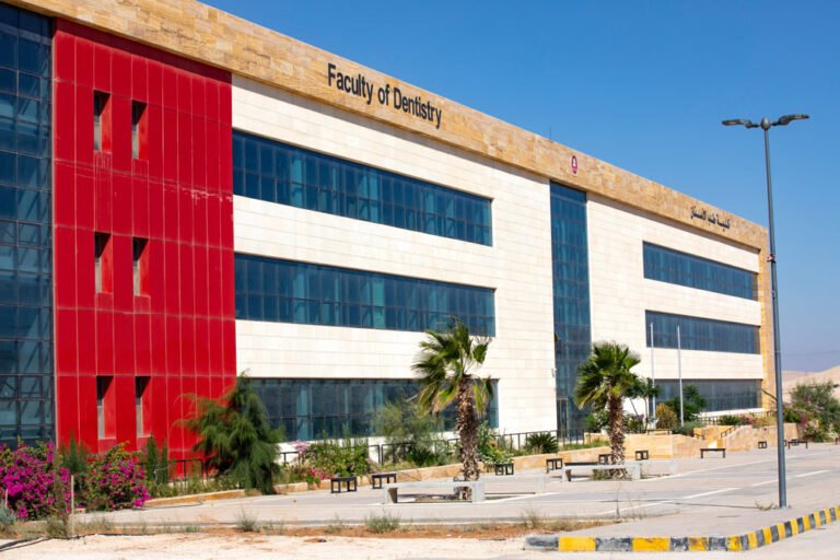 كلية طب الأسنان في الجامعة الهاشمية تنشر أول ورقة بحثية في علوم طب الأسنان الأساسية