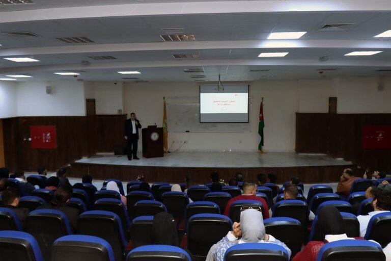 محاضرة علمية بعنوان “ردم الفجوة بين مخرجات الجامعات ومتطلبات سوق العمل من خلال منصات تعليمية عن بعد” في جامعة الحسين بن طلال