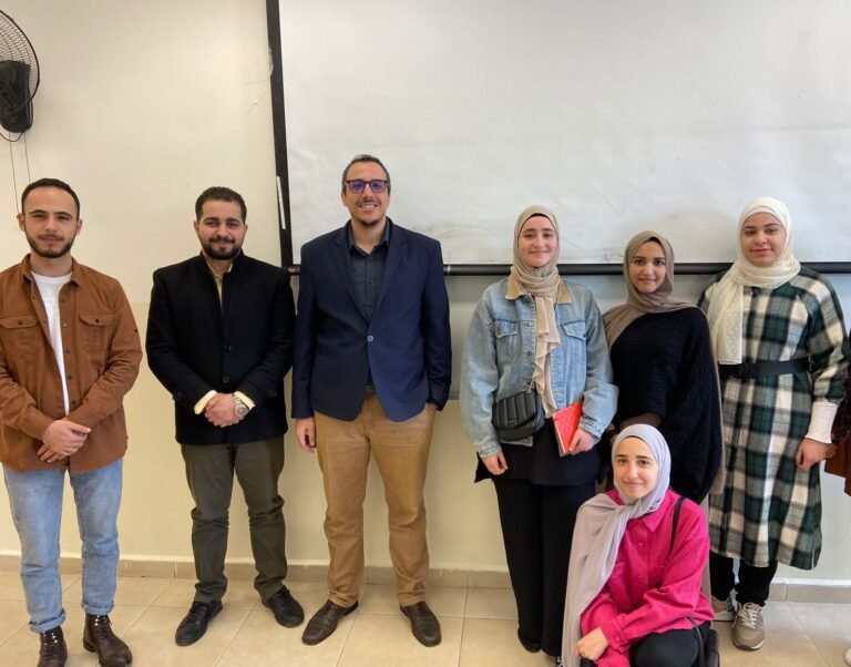 طلاب الجامعة العربية المفتوحة ينظمون مسرحية “𝑨𝒓𝒎𝒔 𝑨𝒏𝒅 𝑻𝒉𝒆 𝑴𝒂𝒏” بإشراف الدكتور عدي معايطة