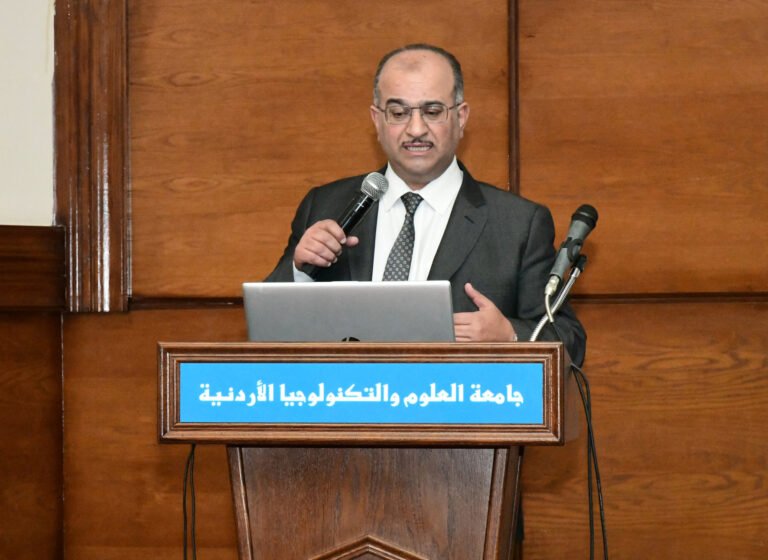 جامعة العلوم والتكنولوجيا تنظم ورشة عمل مع هيئة اعتماد مؤسسات التعليم العالي وضمان جودتها