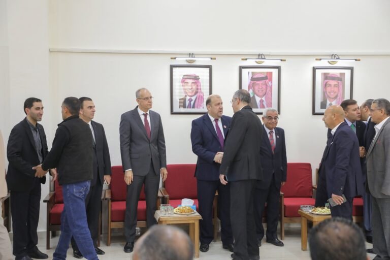 أسرة الجامعة الهاشمية تتبادل تهاني عيد الفطر السعيد
