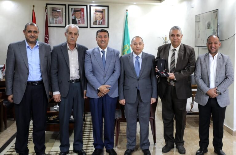الملك ينعم بميدالية اليوبيل الفضي لإذاعة صوت جامعة آل البيت