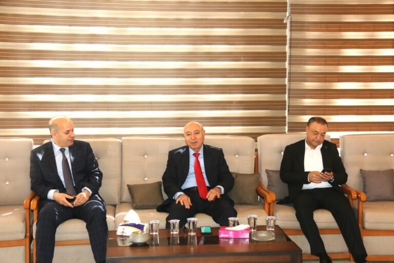 أسرة جامعة مؤتة تتبادل التهاني بعيد الفطر السعيد