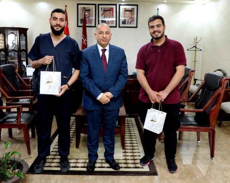 نصير يكرم الفائزين بمسابقة ” مقرىء الجامعة ” التي اطلقتها إذاعة صوت الجامعة في شهر رمضان المبارك