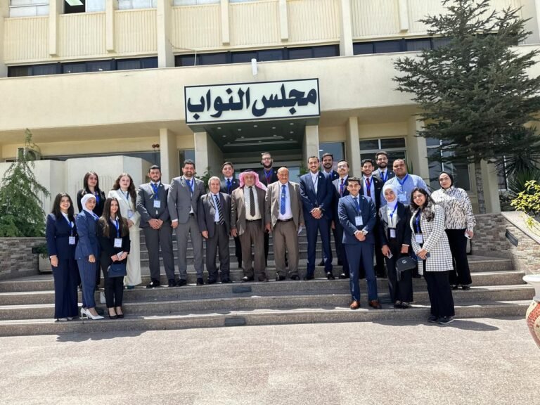 وفد طلابي من نادي سيادة القانون في جامعة عمان الأهلية يقوم بزيارة إلى مجلس النواب