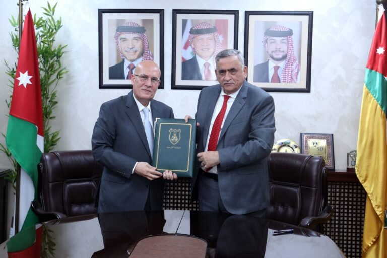 الجامعة الأردنية والبنك الأهلي يوثقان نواياهما التعاونية