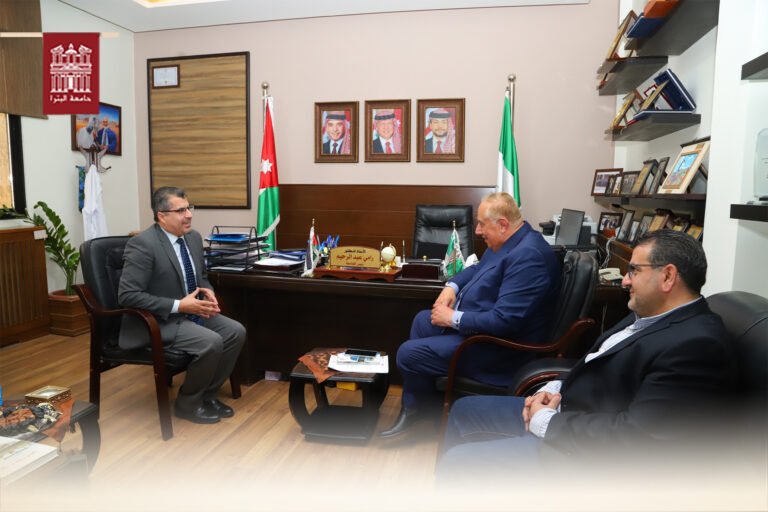 وزير التعليم العالي الفلسطيني السابق أبو مويس يزور جامعة البترا