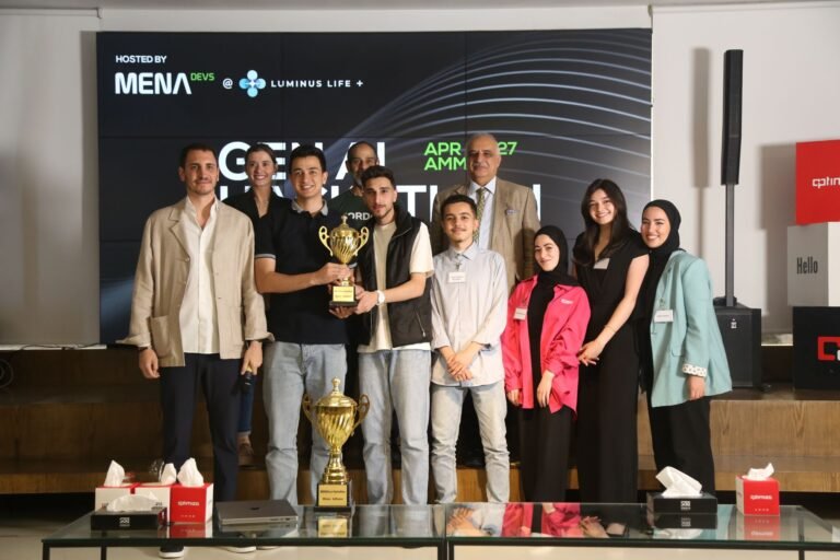 طلبة جامعة العلوم والتكنولوجيا يحرزون المركز الأول في مسابقة “هاكاثون الذكاء الاصطناعي التوليدي”