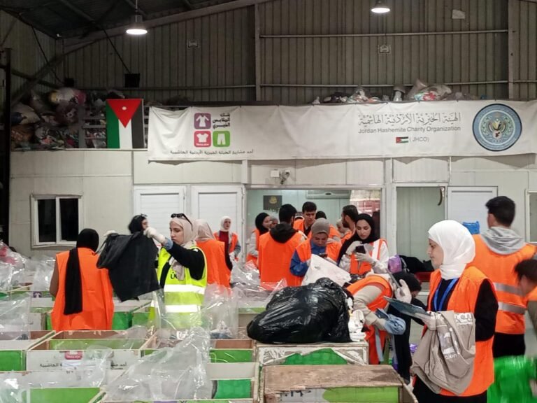 وفد من طلبة جامعة إربد الأهلية يزور بنك الملابس الخيري