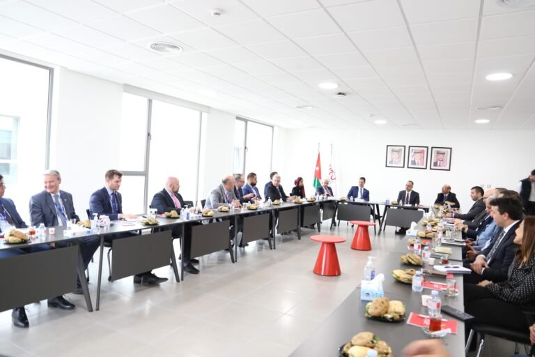 رئيس جامعة الحسين التقنية يلتقي وفداً من كبرى الشركات العالمية التي تزور الاردن