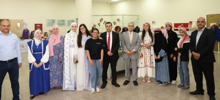 رئيس جامعة البلقاء التطبيقية يفتتح معرض الأزياء لطلبة تخصص تكنولوجيا الأزياء والحياكة في كلية السلط التقنية