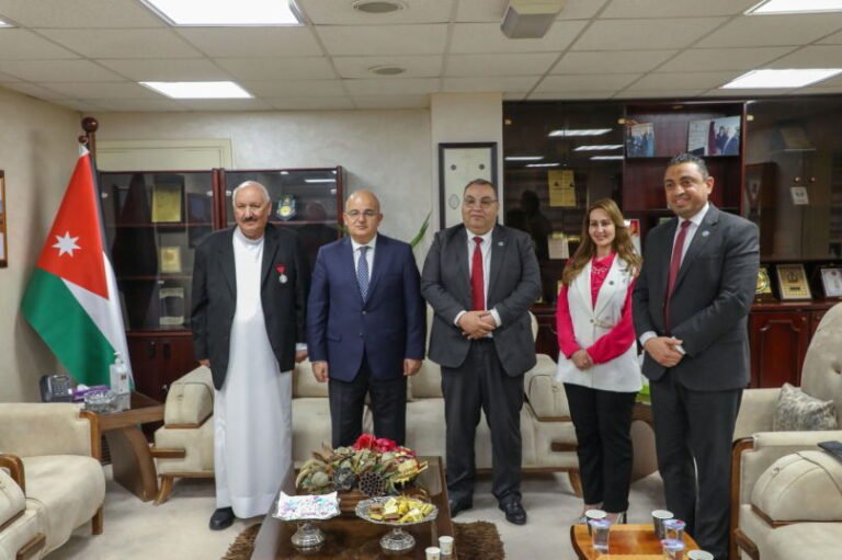 بحث التعاون بين الجامعتين الهاشمية والزرقاء