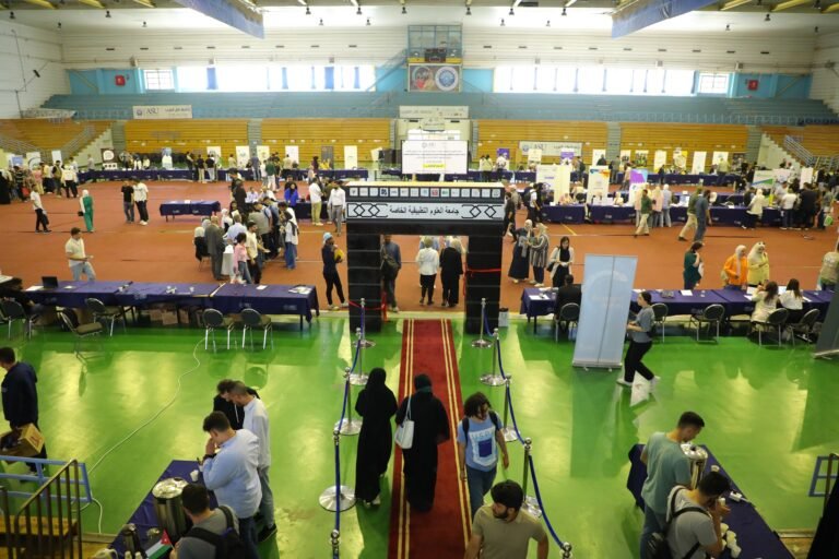 افتتاح المعرض الفني واليوم الوظيفي في التطبيقية احتفالاً بعيد الاستقلال الثامن والسبعين واليوبيل الفضي