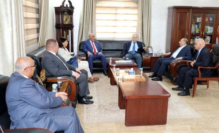 مدير عام ضريبة الدخل يحاضر في جامعة آل البيت