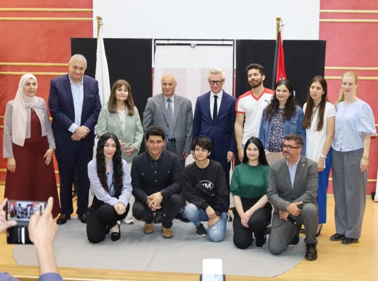 عرض مسرحية ” حواجز وهمية ” التفاعلية على مسرح جامعة فيلادلفيا