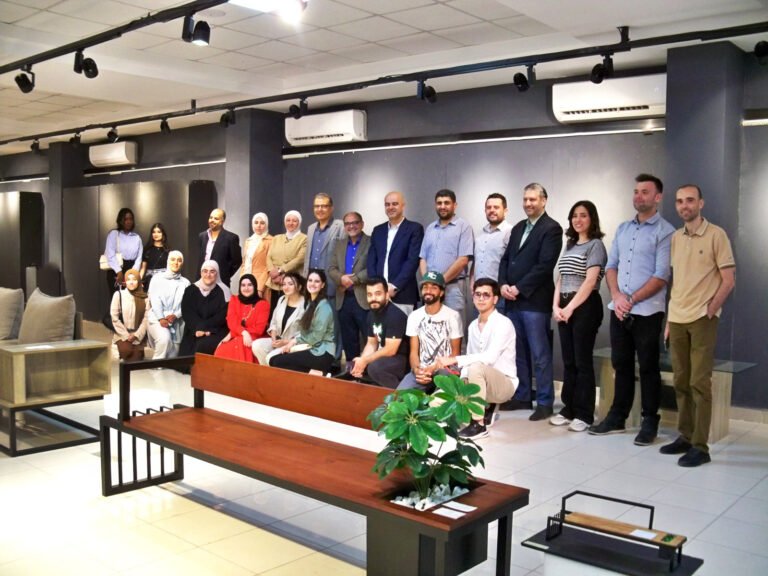 فنون التطبيقية تنظم معرضاً لقطع الأثاث