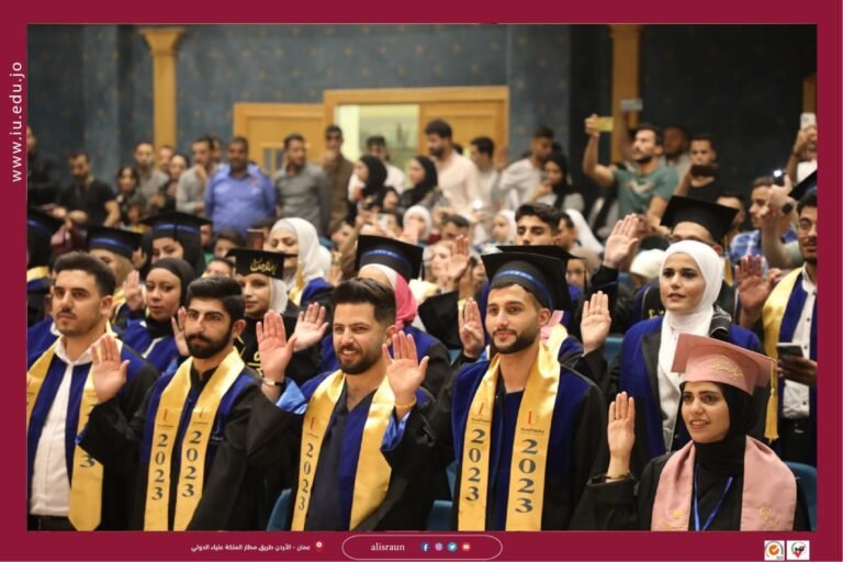 خريجو تمريض جامعة الإسراء يؤدون قسم المهنة