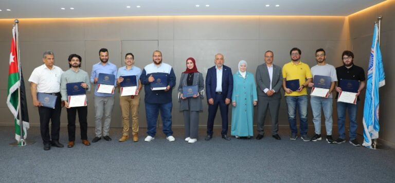 التطبيقية تكرم أبطالها من كلية تكنولوجيا المعلومات للعام الجامعي الحالي
