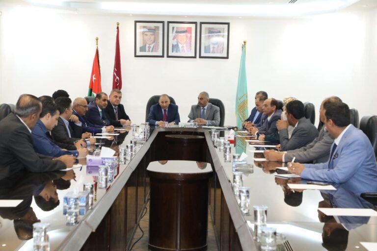 رئيس جامعة آل البيت يلتقي برئيس وعدد من أعضاء مجلس محافظة المفرق