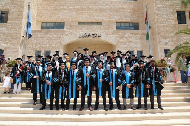 خريجو الصيدلة في جامعة الزرقاء يؤدون قسم المهنة