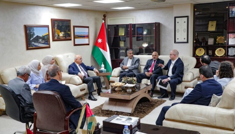 الجامعة الهاشمية تبحث سبل التعاون المشترك مع وزارة التربية ومؤسسة الملكة رانيا